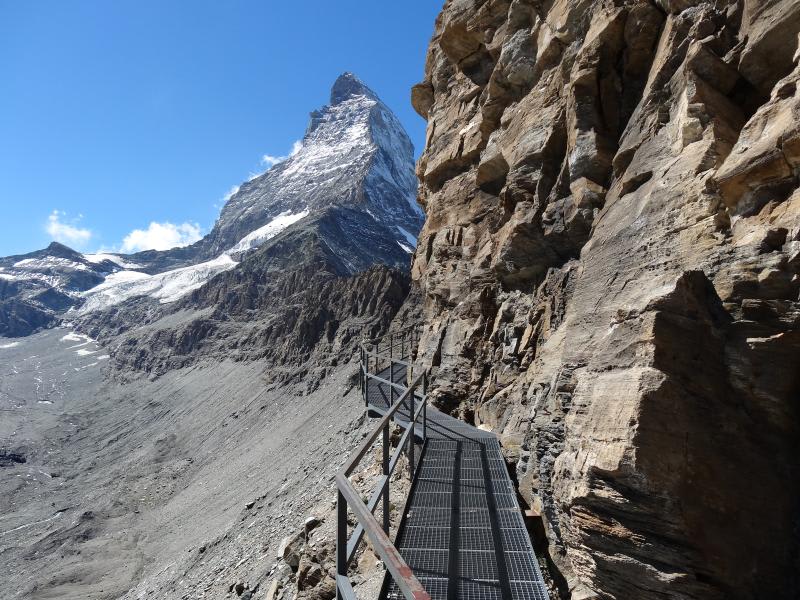 Der Weg führt über Eisengitter