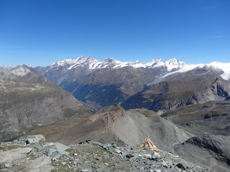 Ausblick von der Hütte auf die umliegenden Berge und das Dorf