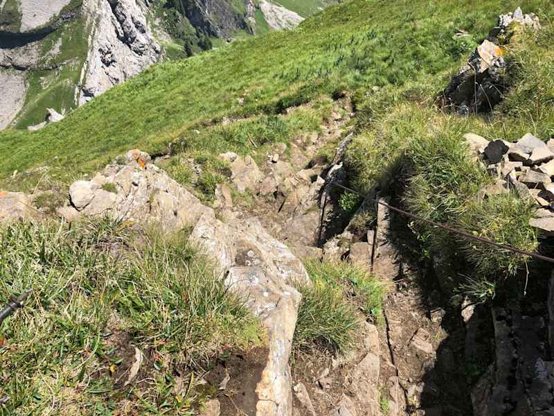 Auf dem blau-weiss markierten Weg am Zuestoll