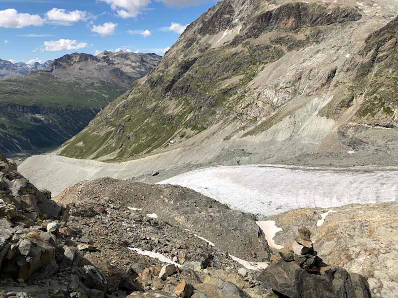 Der Abstieg über die Moräne zur Hütte ist lang und mühsam