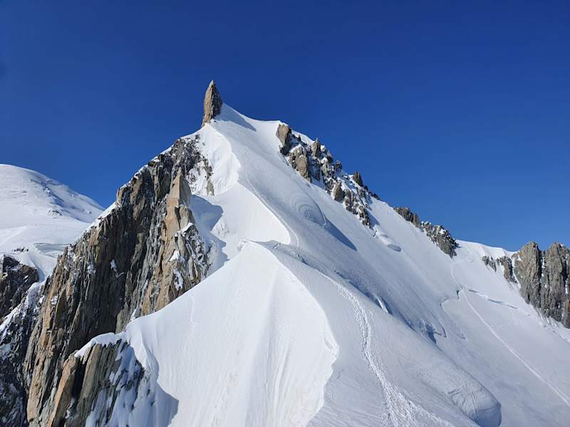 Austieg zum Mont Maudit (links), rechts die Spur zum Col du Maudit zum Col Maudit