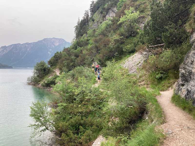 Am Westufer des Achensees führ ein schmaler Pfad entlang.