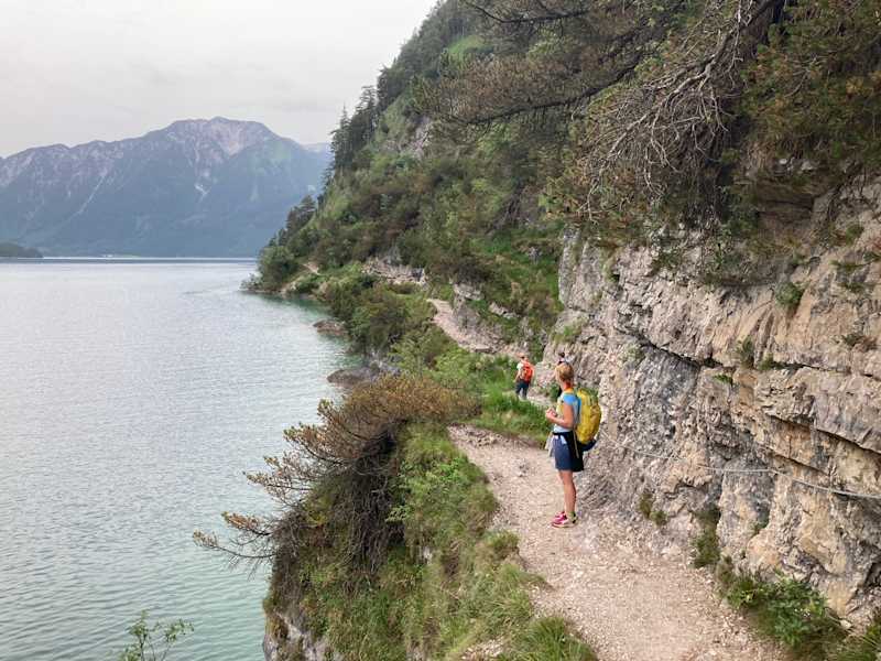 Am Westufer des Achensees - der Weg ist teilweise seilversichert.