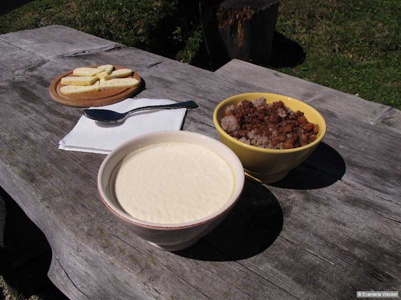 Auf einigen Almhütten kann man Milch, Sauermilch und Käse bekommen.