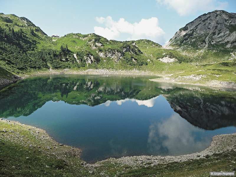 Der Ortsbus bringt uns von Lech zur Endhaltestelle Formarinsee. Diese liegt auf einem kleinen Pass (1871 m) zwischen Formarinalpe und Formarinsee.