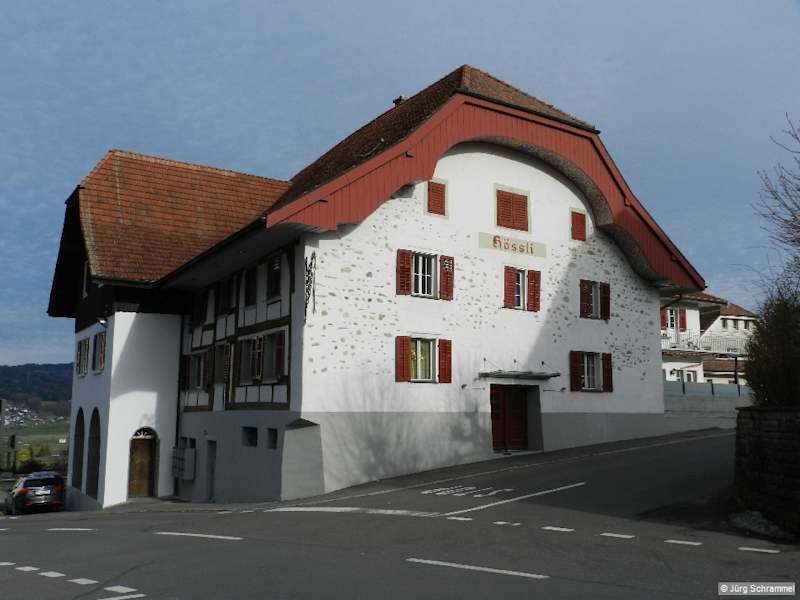 Mit Blick auf die Alpen, führt der Wanderweg über Erli und Dubenmoos abwärts zur Bushaltestelle „Dorf“ in Knutwil.