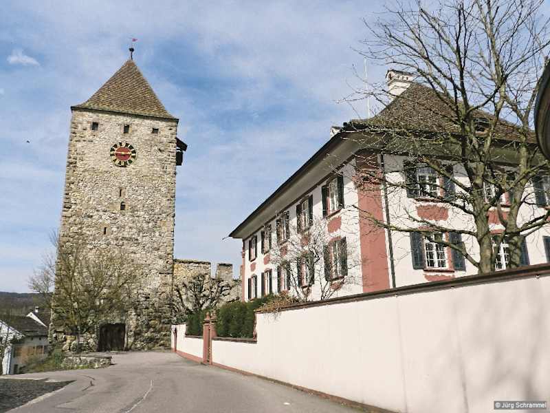 Turm am Eingang zum sehenswerten Städtchen Kaiserstuhl.