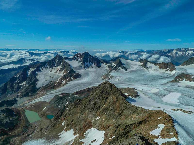 Wunderschöner Tiefblick vom Südgrat des Wilden Freigers auf das Becherhaus.