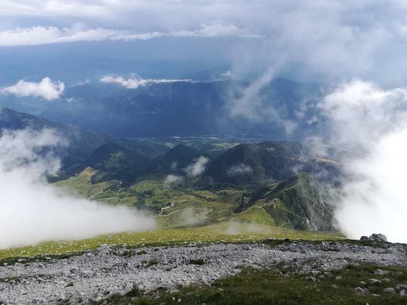 Gomiščkovo zavetišče na krnu nach Süden und unten in das Sočatal