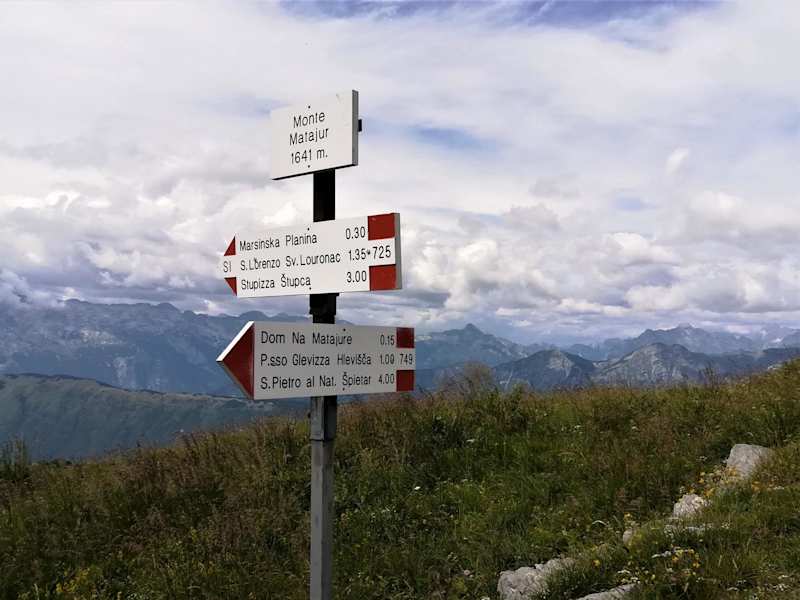 Wanderzeichen am Aussichtsberg Mt. Matajur