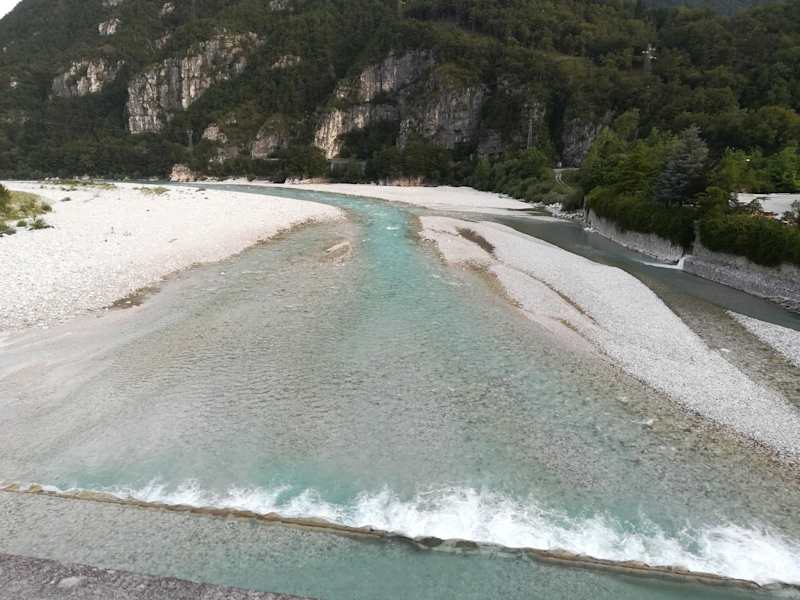 Flusso Fella – dahinter der Kletterfelsen von Moggio Udinese