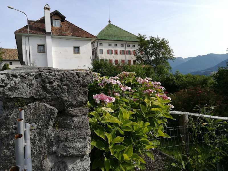 Mione mit dem Palazzo Micoli Toscano