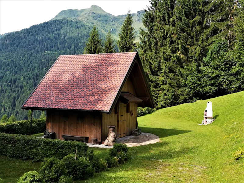 Wochenendhaus – dahinter  der Col Gentile