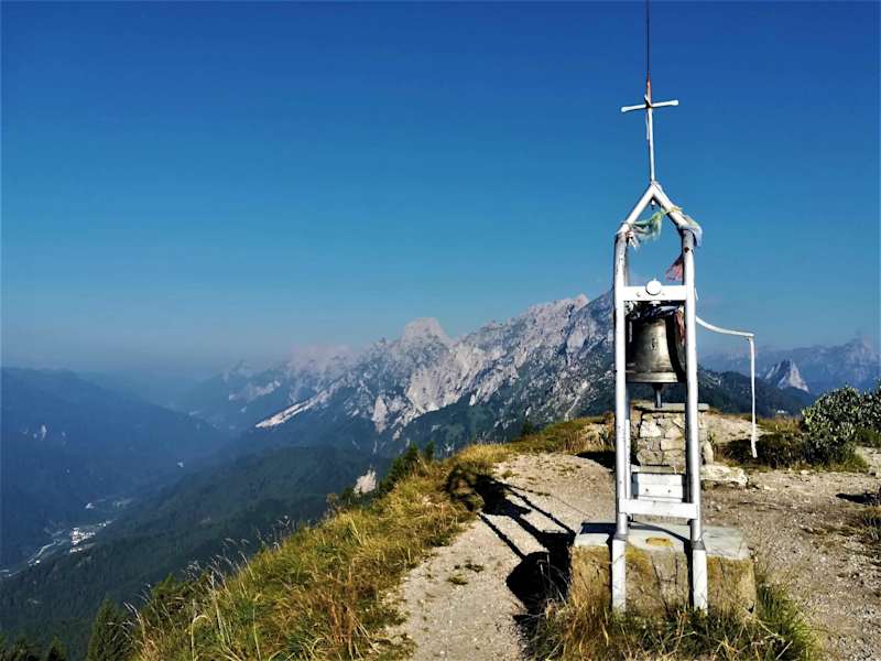 ein kleiner Glockenturm am Aussichtsberg Mt. Talm, in großartiger Umgebung