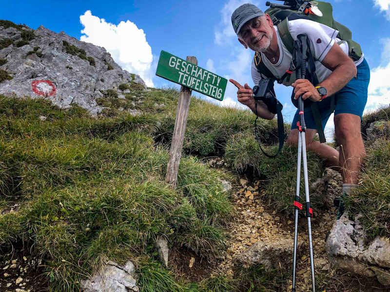 Ein Schild weist darauf hin, dass man den Teufelsteig geschafft hat.