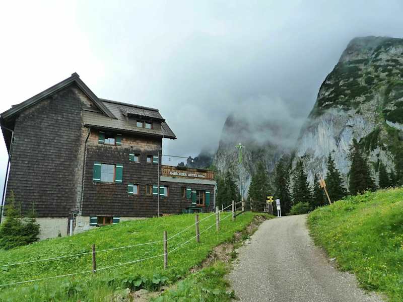 Gablonzer Hütte mit dem Gosaukamm
