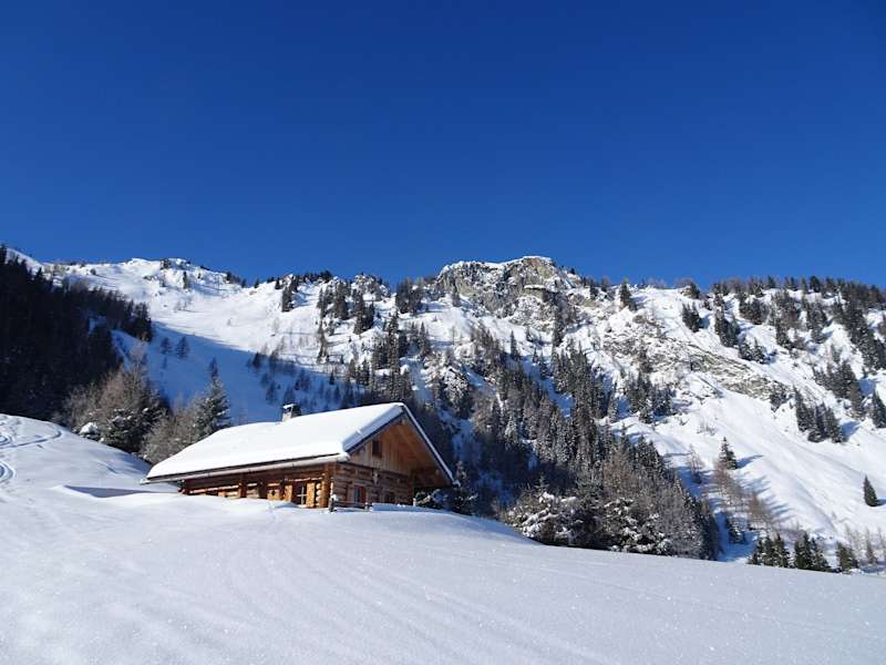 Beim Anstieg zum Kargogel kommt man an diese idyllischen Almhütte vorbei.