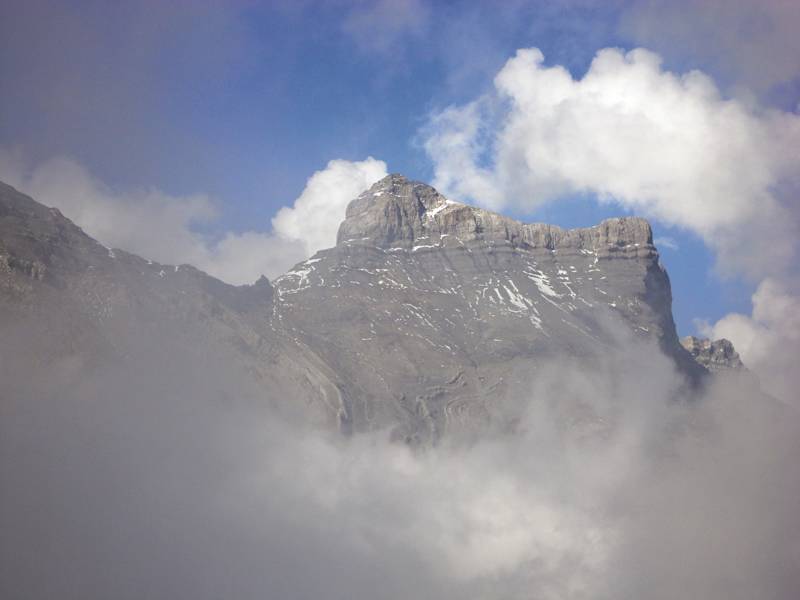 Blick von Anzeindaz zur Les Diablerets-SE-Flanke. Links vor den Wolken der Westgrat mit dem Hauptgipfel.