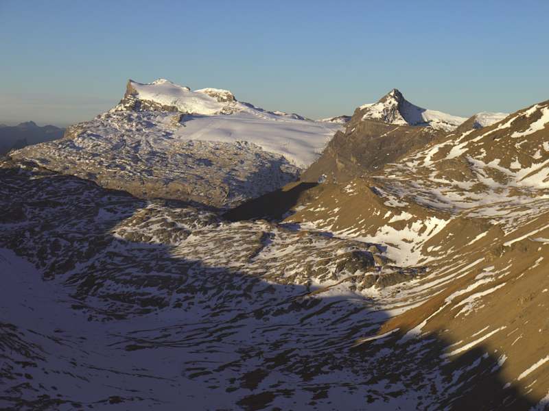 Blick vom Col des Audannes zum Gipfel und Glacier des Diablerets der Diablerets. Rechts das Oldenhorn.