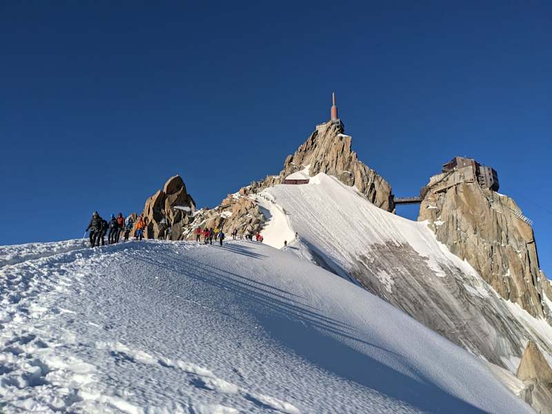 Schon der Abstieg von der Aiguille du Midi zum Refuge des Cosmiques ist spektakulär.