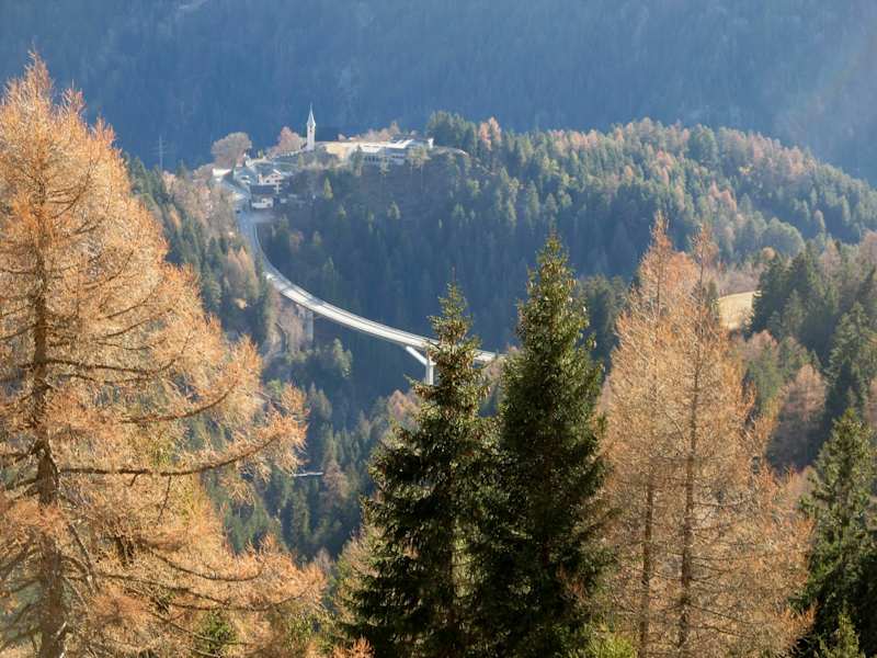 Herbstlicher Blick auf die Brücke zwischen Calfreisen und Castiel