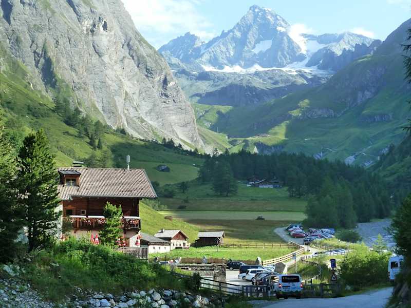 Der Großglockner über dem Ködnitztal mit dem Lucknerhaus