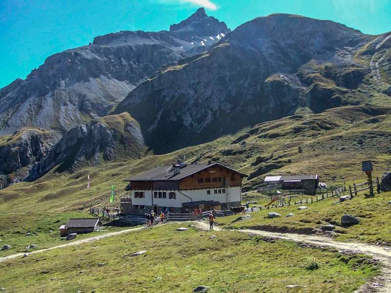 Die Sesvennahütte liegt auf wunderschönen Almwiesen.