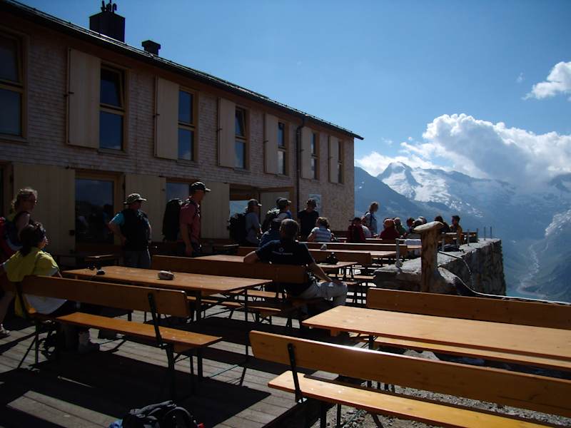 Die Terrasse der Olperer Hütte