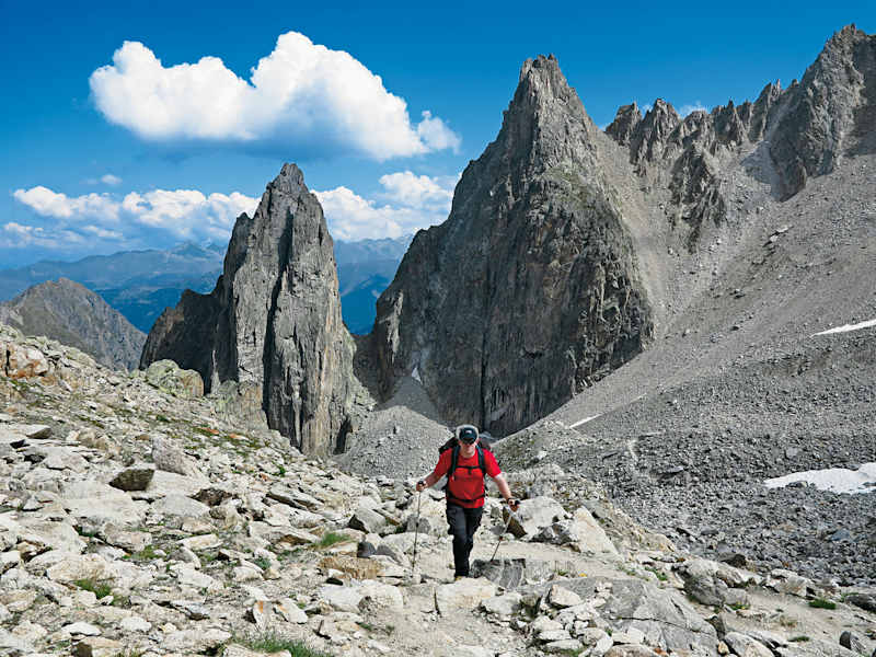 Im Aufstieg kurz vor der Cabane de Saleina, im Hintergrund der Petit Clocher des Planereuses und der Grand Clocher des Planereuses