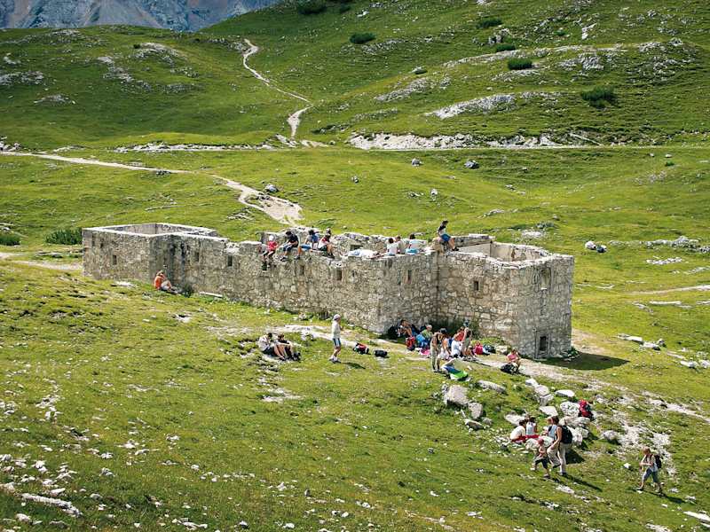 Fest in Kinderhand: die Ruine der ehemaligen Festung am Strudelkopfsattel.
