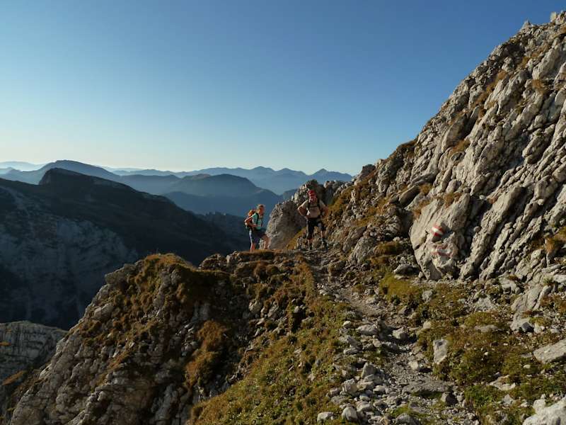 Der Weg ist perfekt in den Felsen gelegt.