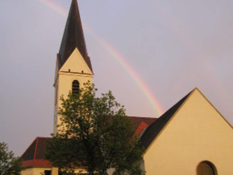 Traumhafter Regenbogen über der Kirche