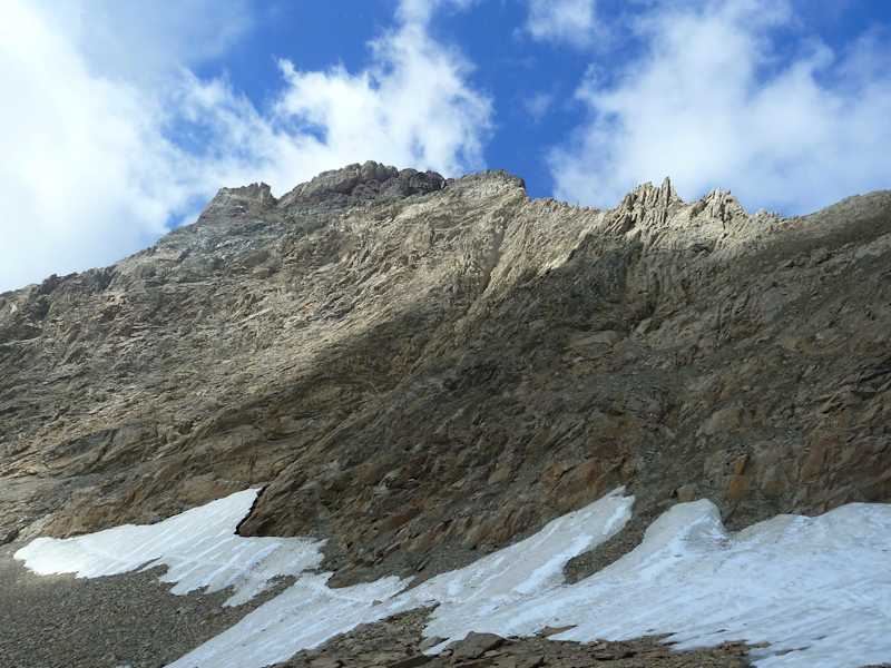 Der einstige Gletscher ist nicht mehr zu sehen, aber Schneereste halten sich bis lange in den Sommer hinein.