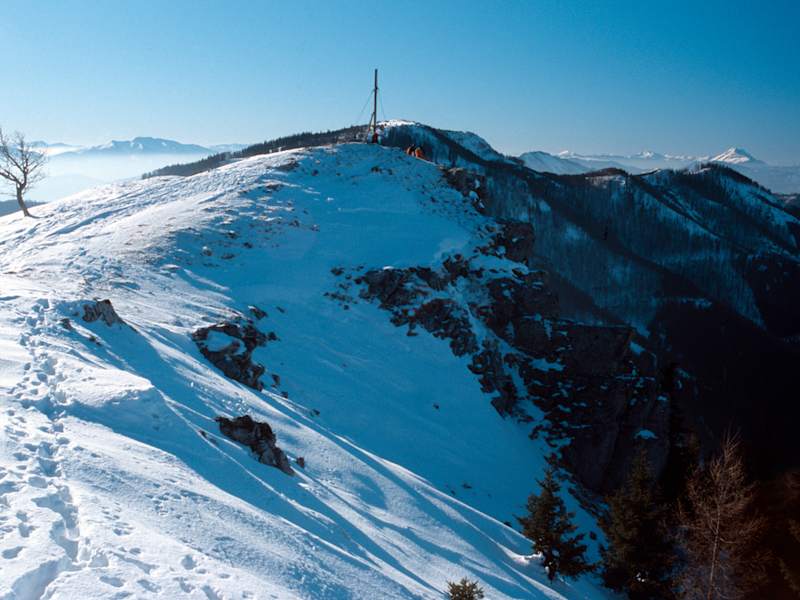Blick vom Hochstaff nach Süden, hinter dem Kreuz die Reisalpe, links der Göller, rechts der Ötscher