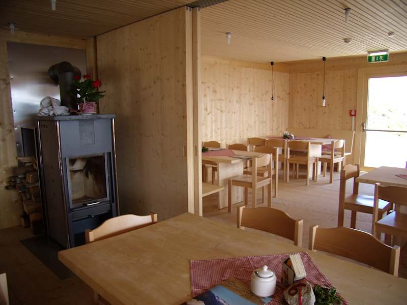 Gemütlicher Gastraum der Olpererhütte