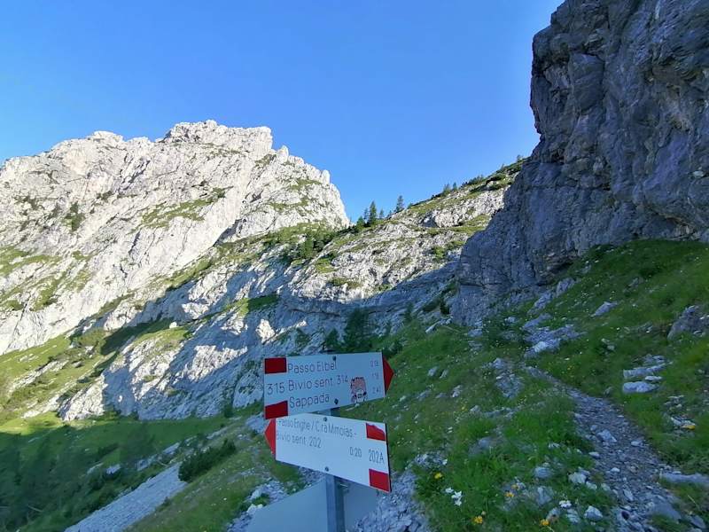 Die höchste Erhebung der Tagesetappe: der Passo Elbel, eingebettet von den Abhängen Cresta di Enghe (links) und Crete Brusade