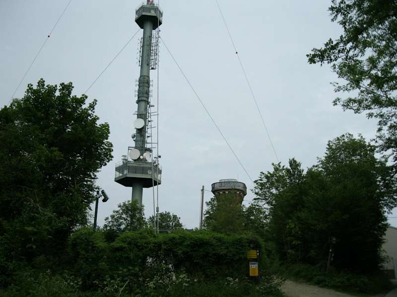 Links der Rundfunk-Sender Kahlenberg, rechts die Stephaniewarte