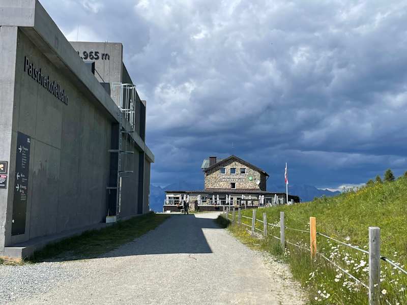 Patscherkofel-Schutzhaus hinter der Bergstation der Seilbahn
