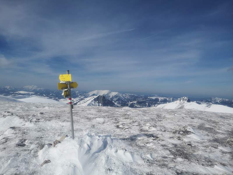 Wanderschild auf der winterlichen Schneealm