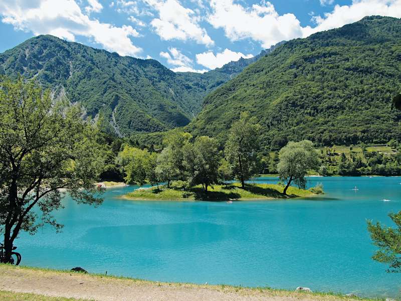Am malerischen Lago di Tenno. Gute Schwimmer können zur Insel hinüberschwimmen.