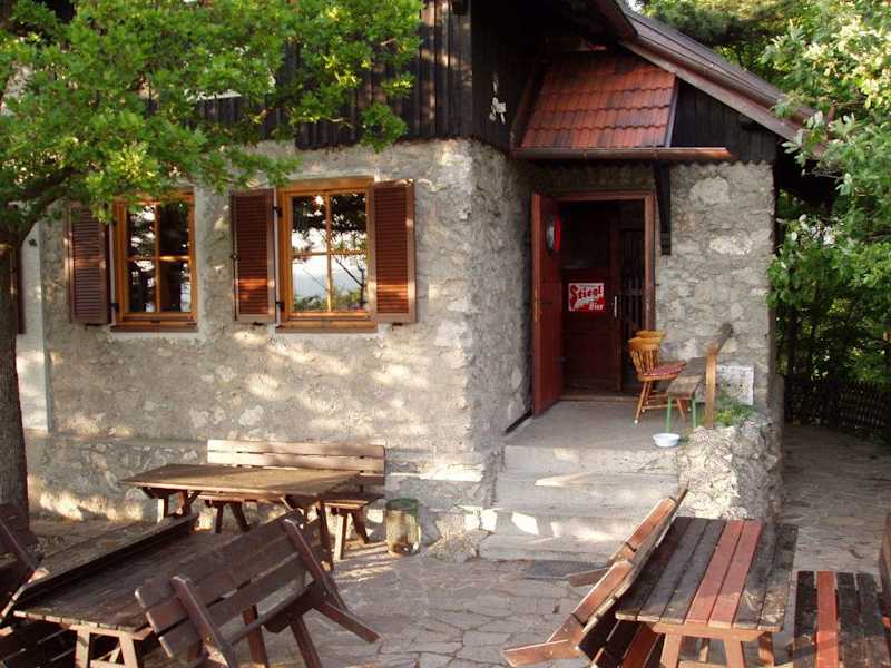Die urige Teufelsteinhütte lädt zur Einkehr ein.
