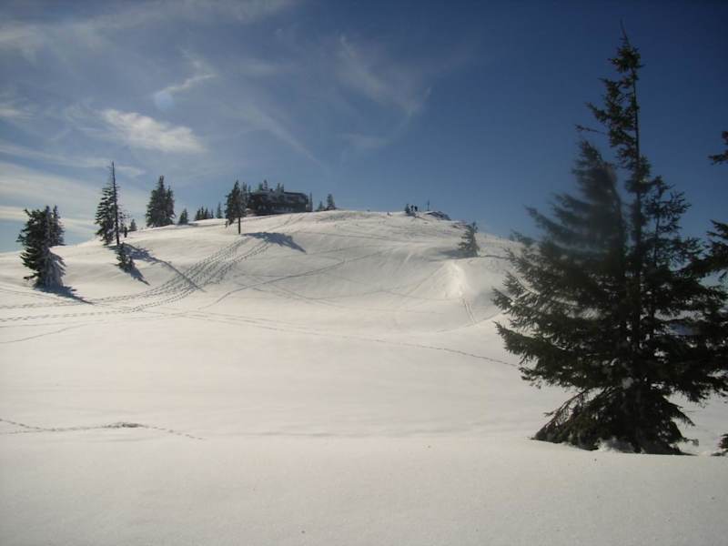 Der Tirolerkogel mit Gipfelkreuz und dem Annaberger Haus