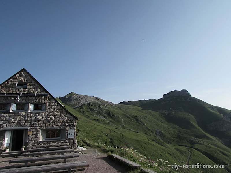 Blick zurück zum Augstenberg, im Vordergrund die schön gelegene Pfälzer Hütte