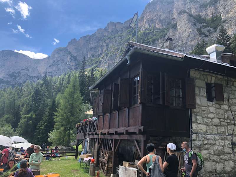 Blick von der Überetscher Hütte zum Gipfel des Monte Roèn
