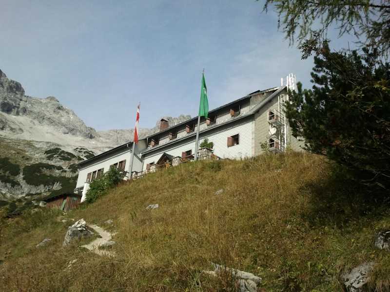 Blick hinauf zum Prielschutzhaus