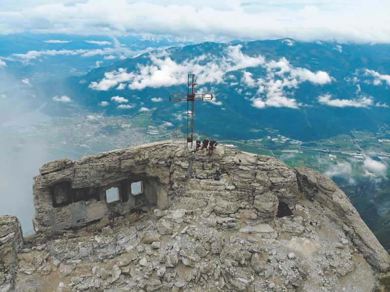Der Gipfelbereich des Cima Vezzena mit Blick hinab ins Valsugana.