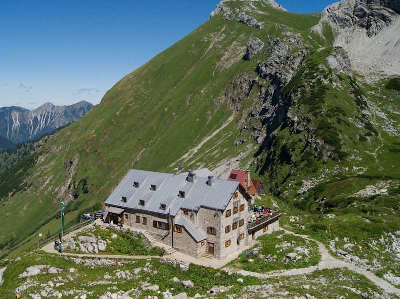 Die Betreiber der Hütte vor dem Haus.