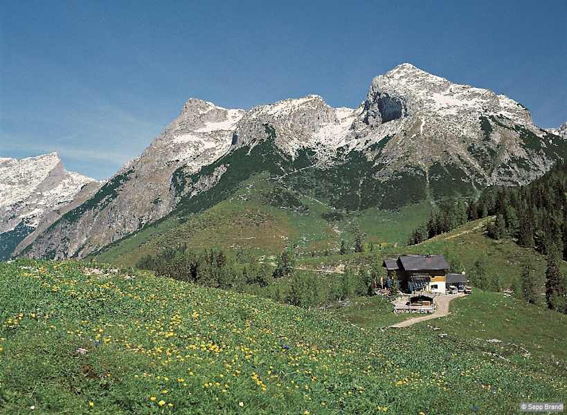 Die Wanderung verläuft vom Anton-Proksch-Haus quer durch das Bild zur Hackelhütte. Darüber von links: Großer Eiskogel, Napf, Tauernscharte und Tauernkogel.