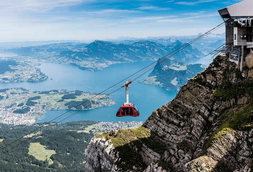 Fahrt mit der Luftseilbahn 'Dragon Ride' Fraekmuentegg - Pilatus Kulm mit Sicht auf den Vierwaldstaettersee.