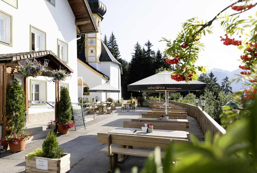 Terrasse und Kirche Heiligwasser